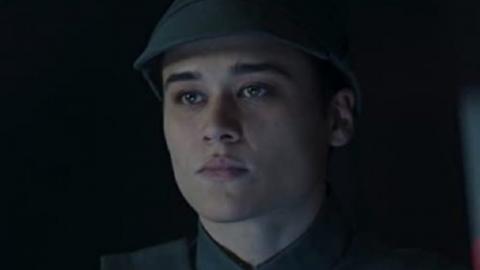 Why The Comms Officer From The Mandalorian Looks So Familiar