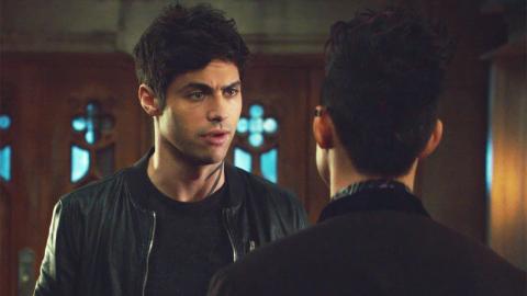 Shadowhunters 3x07 -- Alec Comforts Magnus