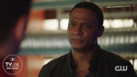 The Flash 7x16 Sneak Peek: Diggle Gives Barry Advice