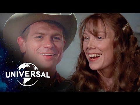 Coal Miner's Daughter | Sissy Spacek As Loretta Lynn Sings at a Honky-Tonk Bar